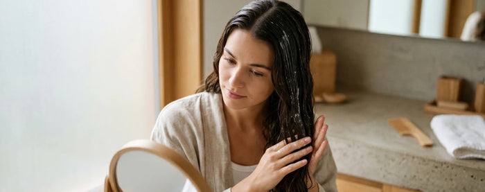 Une femme qui se masse les cheveux à l'aloe vera