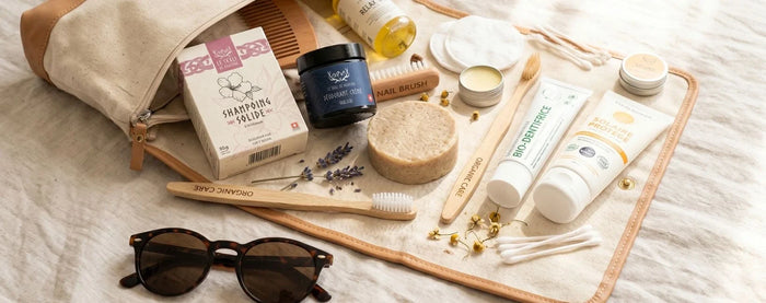 une trousse de toilette ouverte sur un lit