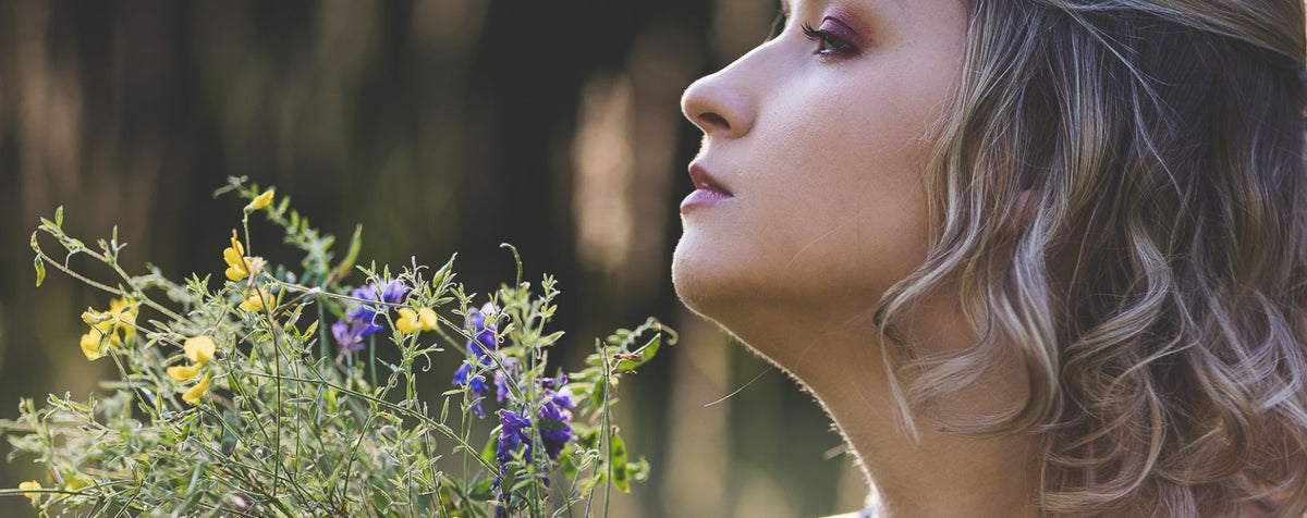 Une femme avec un bouquet de fleur