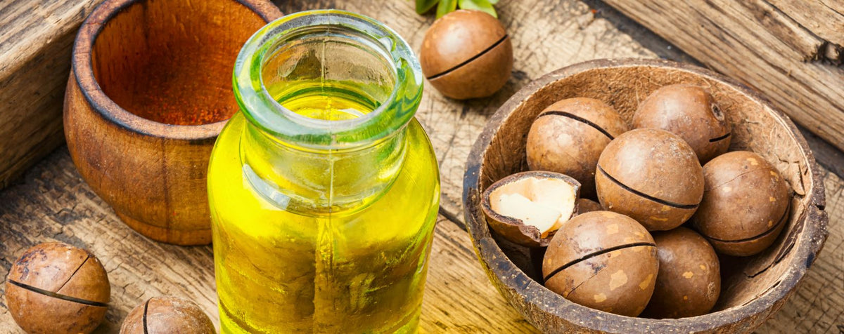 Des noix de macadamia et de l'huile cosmétique