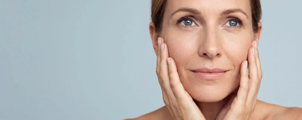 Une femme mature qui prend soin de sa peau