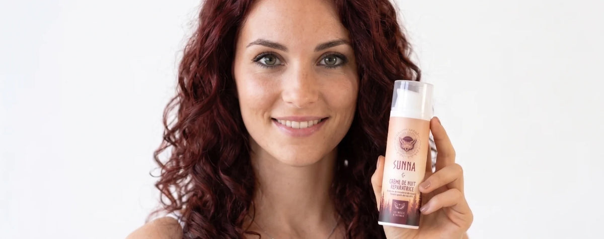 Une femme qui tiens une crème artisanal