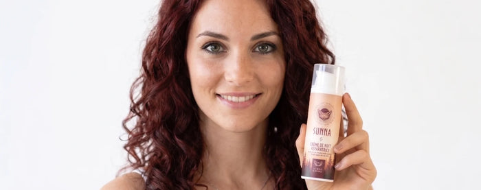 Une femme qui tiens une crème artisanal