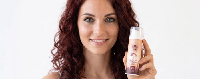 Une femme qui tiens une crème artisanal