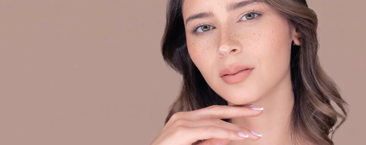 Une femme avec des tâches sur le visage