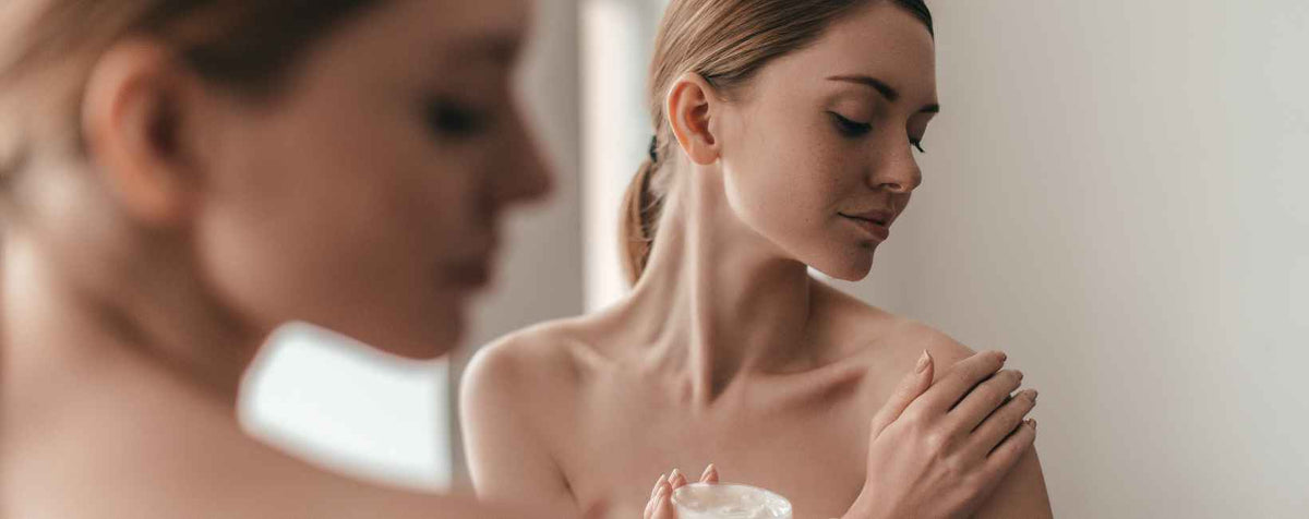 Une femme fait des soins cosmétique hydratant