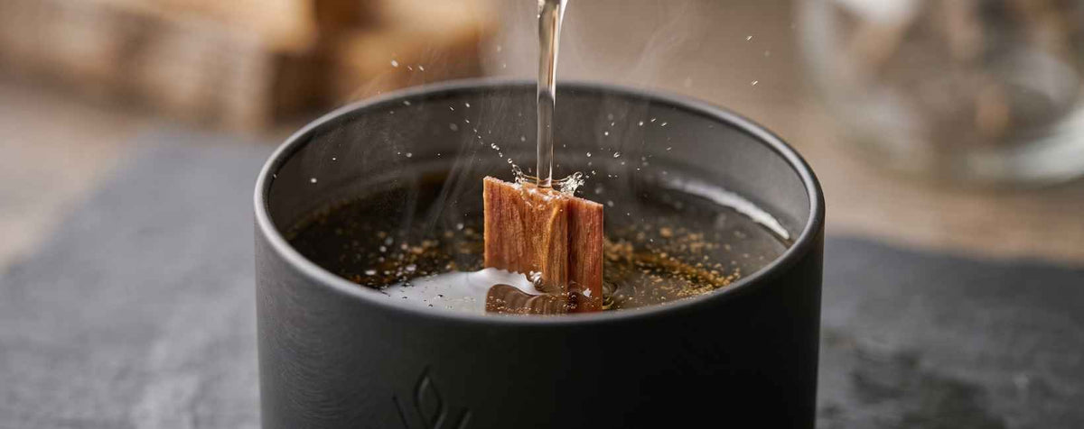 De la cire chaude qui coule une bougie. 