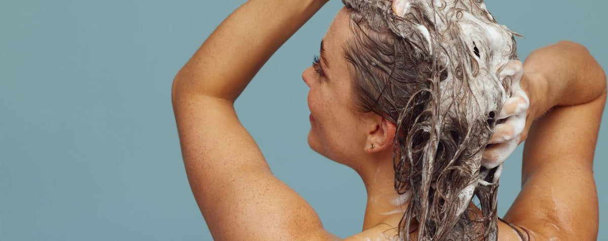 Une femme qui se lave les cheveux