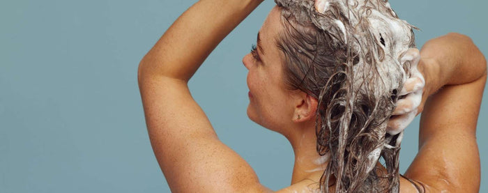 Une femme qui se lave les cheveux