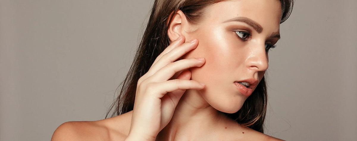 Une femme au visage parfais, avec une belle peau