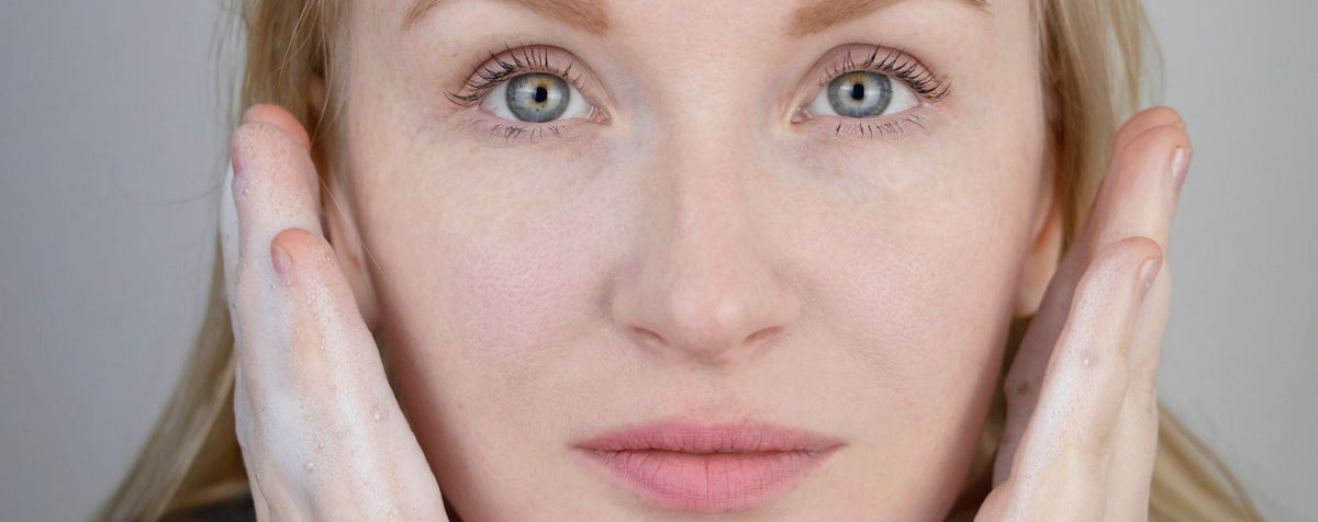 une femme qui fait un soins du visage