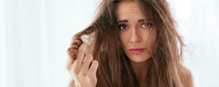 Une femme avec des cheveux sec et cassants