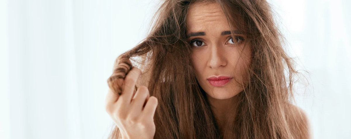 Une femme avec des cheveux sec et cassants