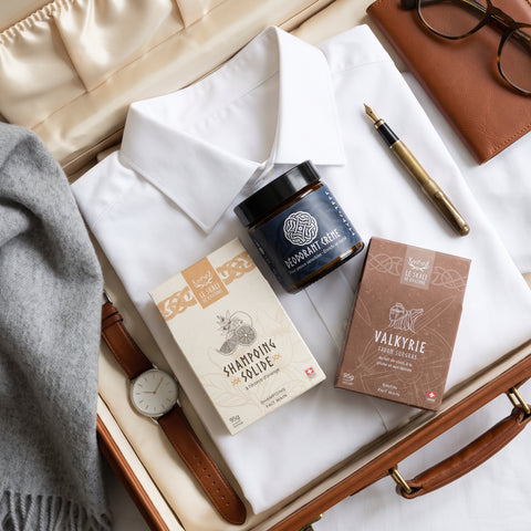 Kit de voyage du Skáli : savon Valkyrie, shampoing solide et déodorant crème Svalinn dans une valise