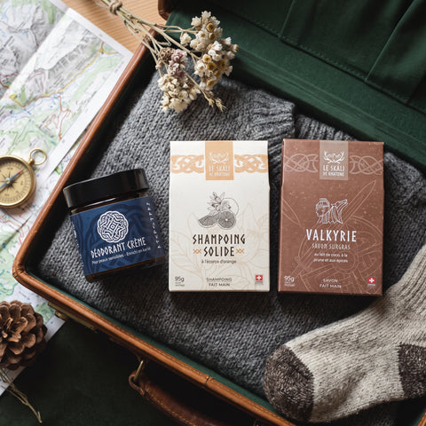 Kit de voyage pour l'hiver : déodorant Svalinn, shampoing solide et savon Valkyrie dans une valise